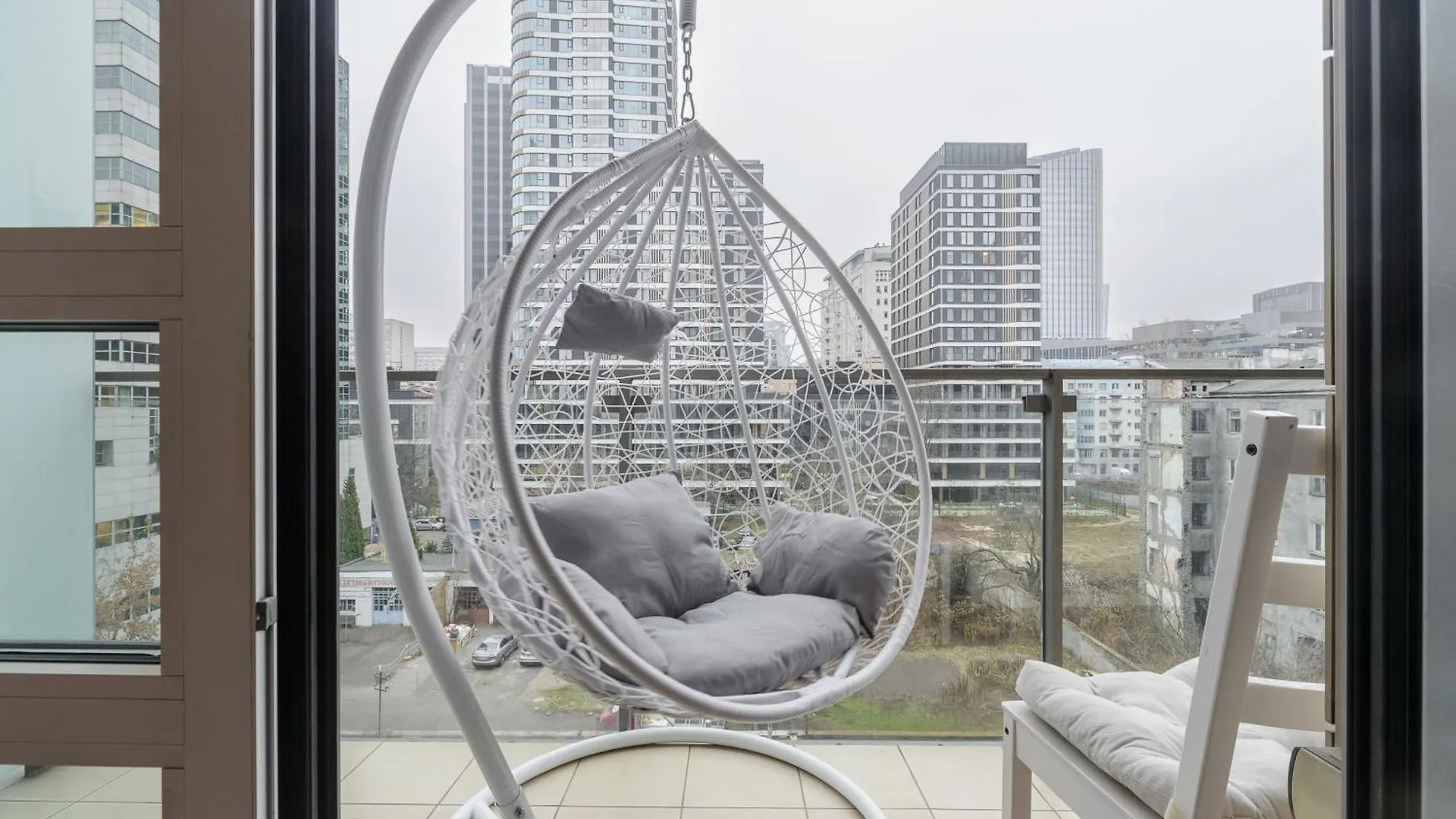 Lumina Apartments Near Warsaw Uprising Museum